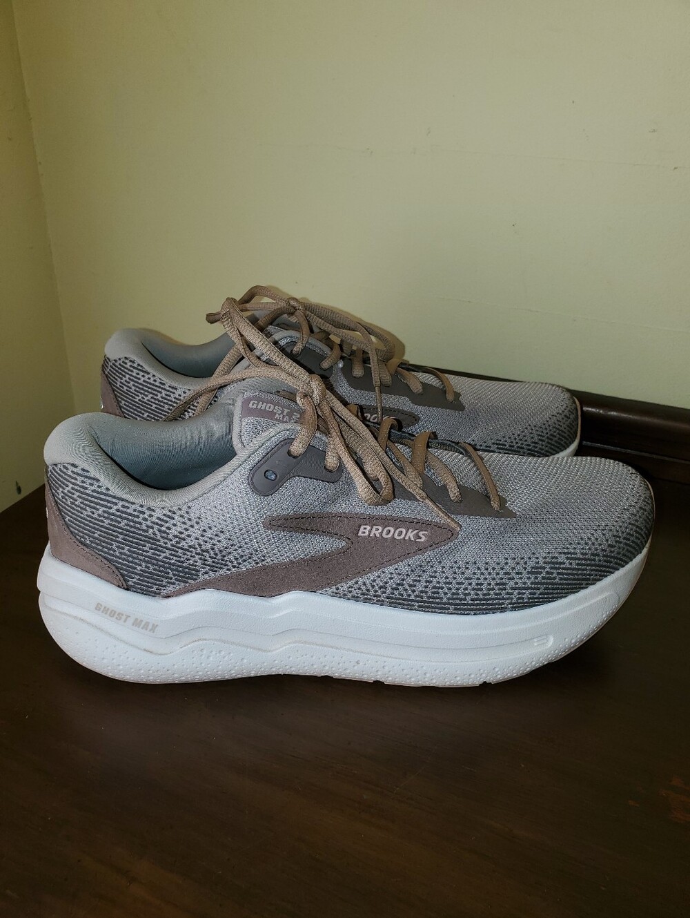Brooks Ghost Max 2 Athletic Running Shoes Sz 10 Beige EUC